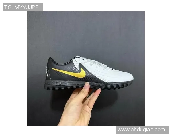 选择专业足球鞋提升球场表现的五大关键因素解析